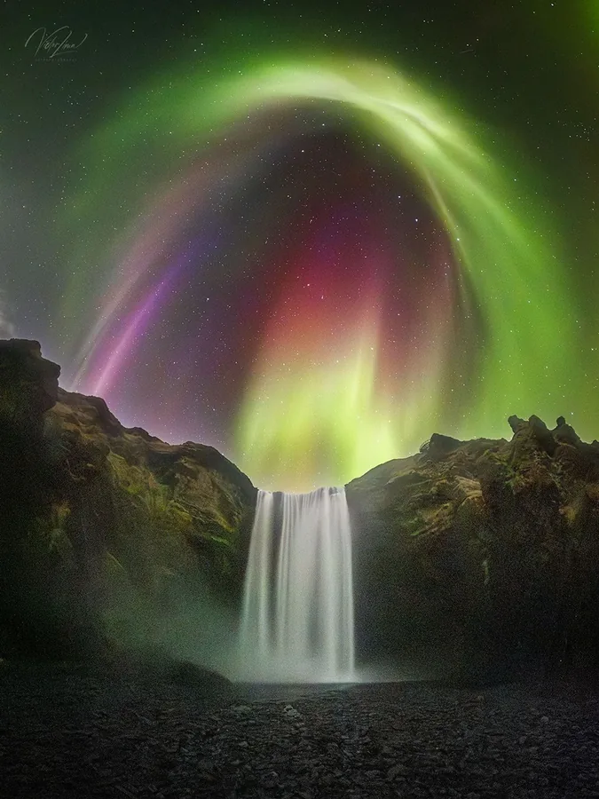 APOD：2026年8月27日 – 冰岛瀑布上空的绚丽极光