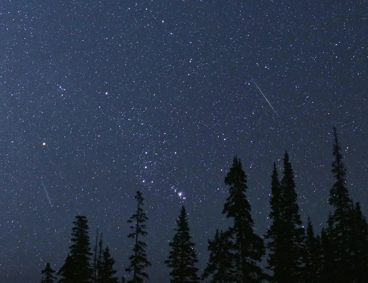 英仙流星群（Perseids）流星雨（meteor shower）
