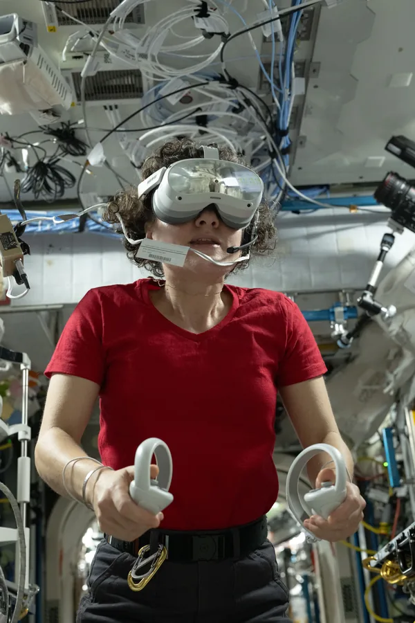 美国国家航天局（NASA）宇航员Jessica Meir使用VR护目镜